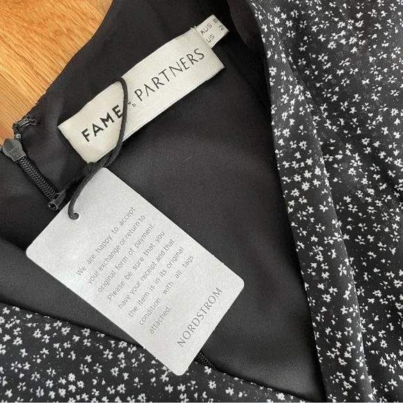 NWT Fame and Partners Black Floral V-Neck Wide Leg Jumpsuit Size 2 - Picture 5 of 6